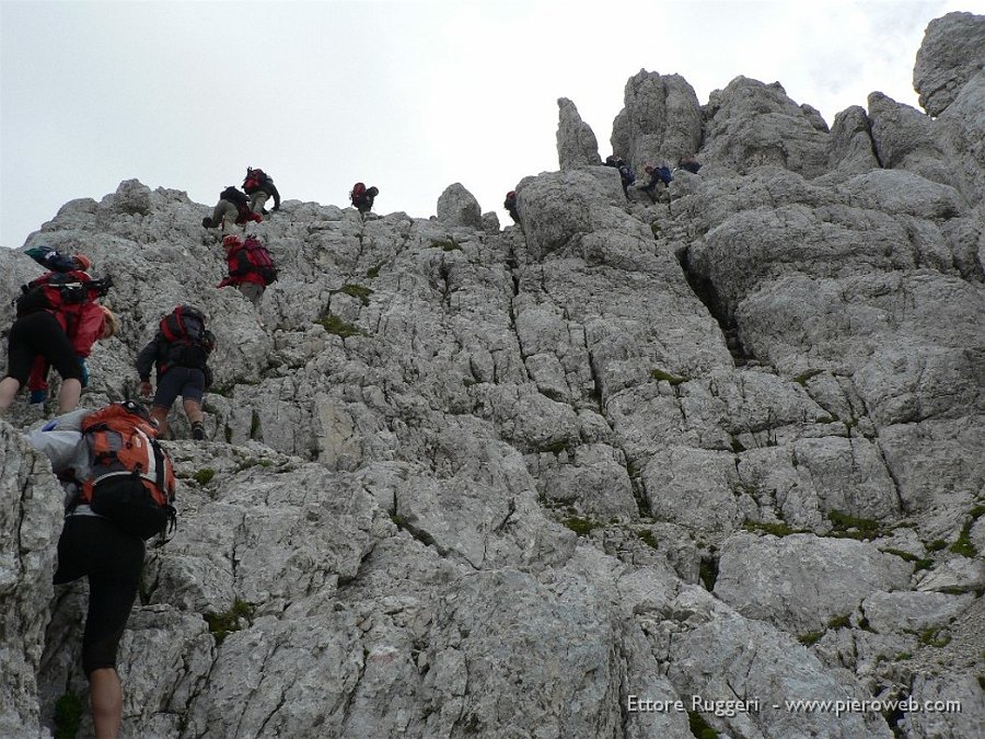 13 - si sale per gradoni e rocce esposte.jpg